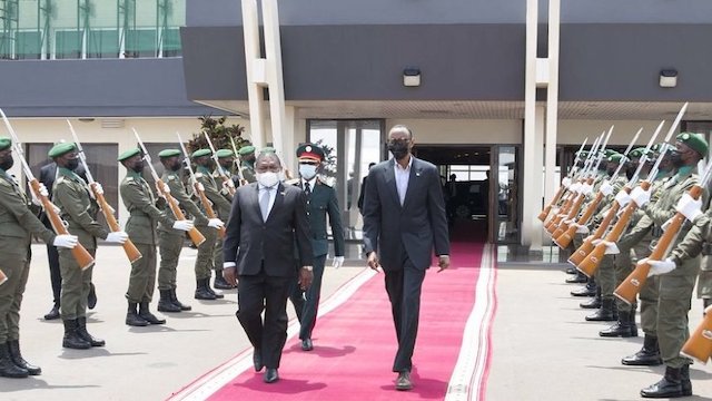 Mozambique President Felipe Nyusi received in Rwanda by Paul Kagame, April 2021